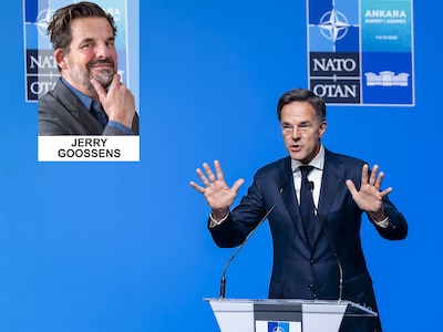 ‘Nog voor hij goedgeluimd ‘hai hai!’ had geroepen, wisten alle bezoekers al wie daar was binnengewan