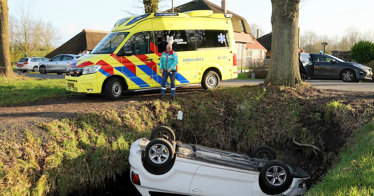 Auto op zijn kop in een sloot na botsing op de Coevorderstraatweg in Noordscheschut