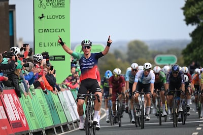 Olav Kooij verslaat Tim Merlier en sprint naar zege in Ronde van Groot-Brittannië