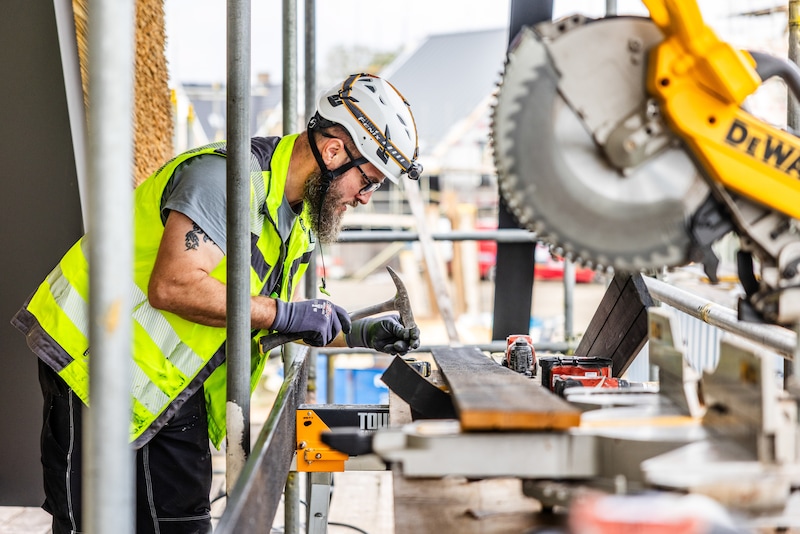 Vaklieden als timmermannen en metselaars zijn steeds moeilijker te vinden door personeelstekorten.