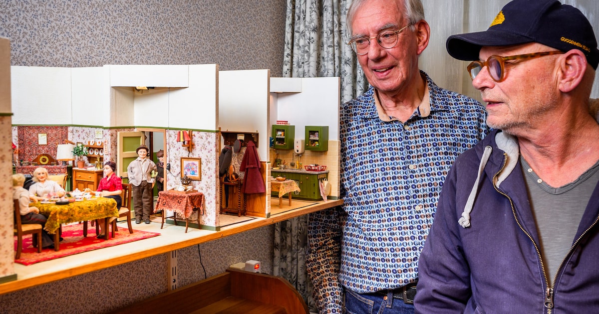 Simon Stokvis vergaapt zich aan mini-decor van Toen was geluk heel gewoon: ‘Verbijsterend’