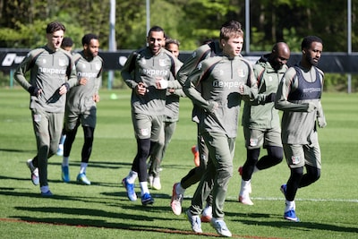 Dick Schreuder ziet dat er wordt gelachen op de training van NEC en wuift kritiek op zijn tactisch p