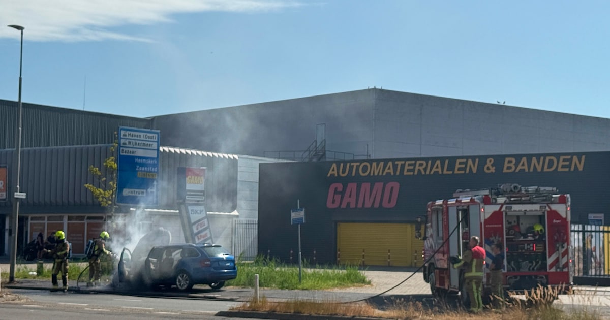 Taxi gaat in vlammen op in Beverwijk