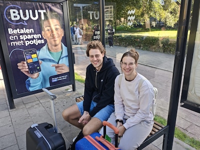 Te laat bij de gate door pilsje, 150 euro extra kwijt en ook nog ov-staking: eerste trip van Lukas e