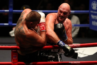 Frappante clash in Thailand met zelfs tijd voor een kusje: Tyson Fury wint, gevecht met Joshua stap dichterbij