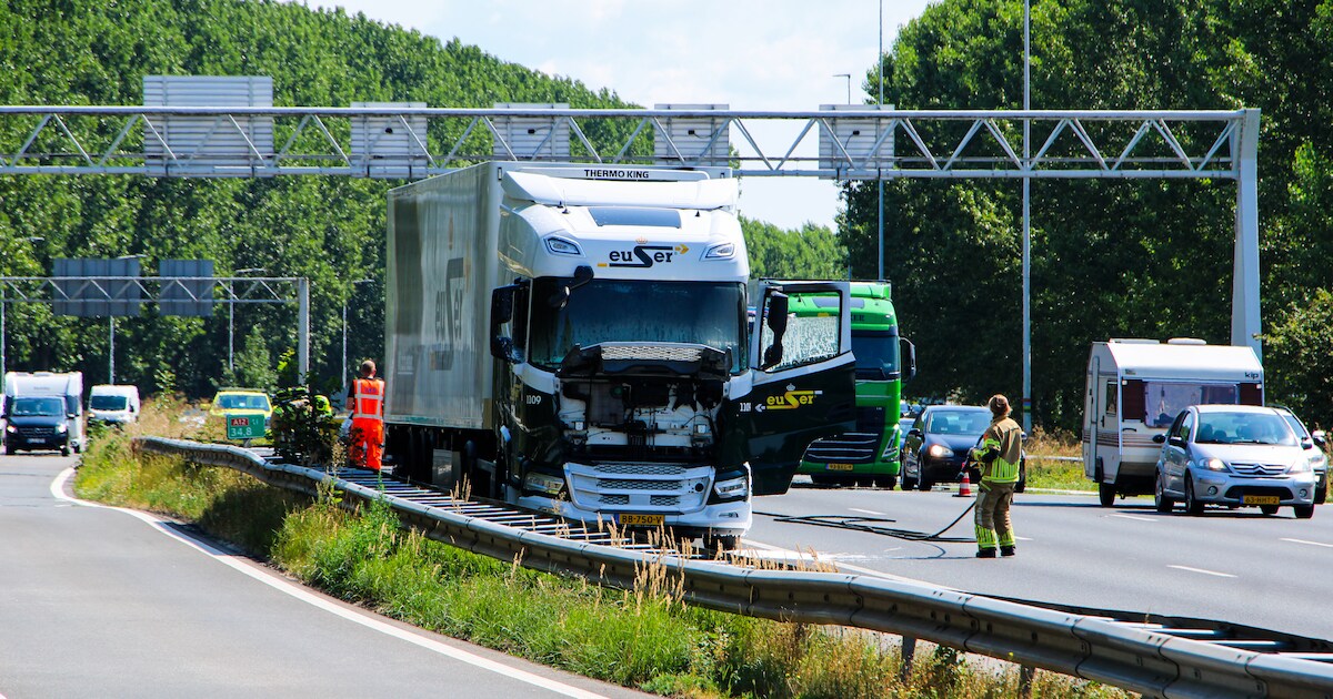 Vrachtwagen vat vlam tijdens het rijden op A12 bij Bodegraven, file vanuit Utrecht opgelost