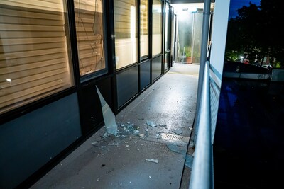 Ruit gesneuveld na explosie aan de Kaapstraat in Rotterdam