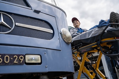 Johan (95) is op z’n laatste rit zelf de passagier: ‘Waarom doen jullie dit allemaal voor mij?’