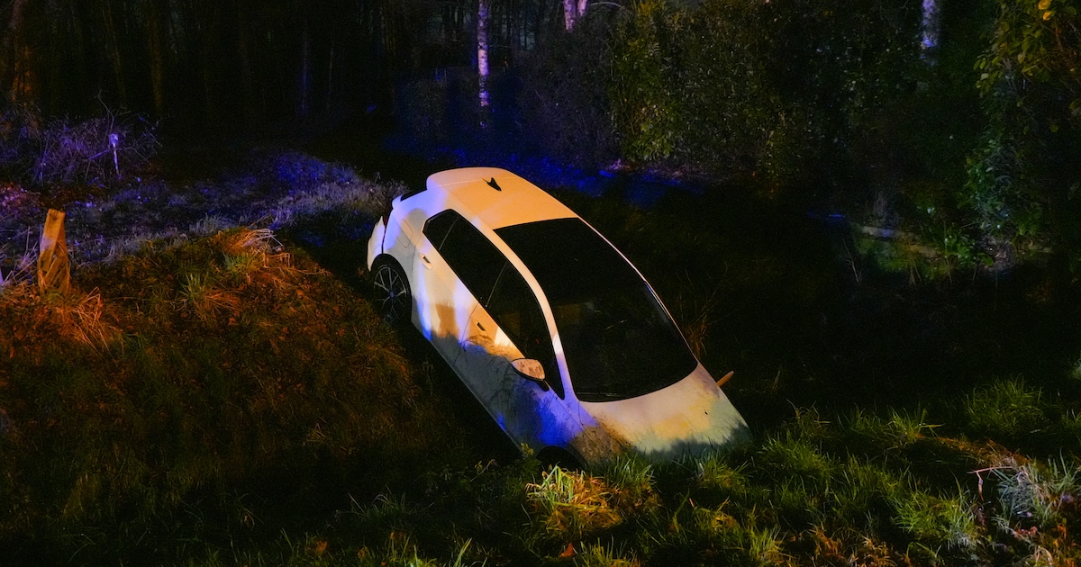 Auto belandt in sloot op N386 in Kolham, bestuurder heeft borrel te veel op