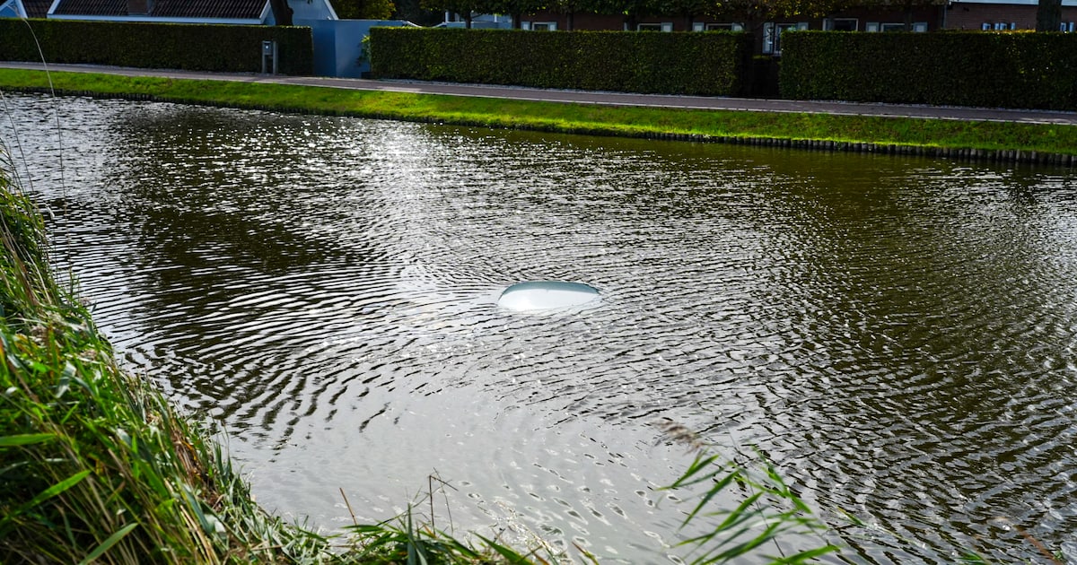 Auto belandt volledig onder water in Ringvaart bij Wijdewormer