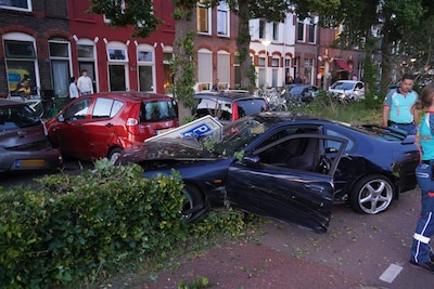 Automobilist verliest macht over stuur en raakt geparkeerde auto’s in Zwolle