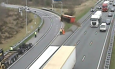 Container met schroot belandt in berm langs A28: oprit bij Soesterberg dicht