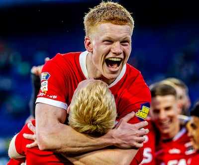 AZ slaat grote slag met nieuw contract toptalent Kees Smit (20): ‘Je ziet het niet vaak, maar hier wel’