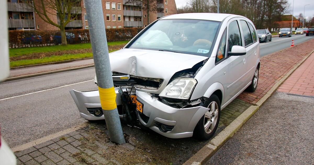Auto botst op lantaarnpaal langs Hoflaan in Heemskerk