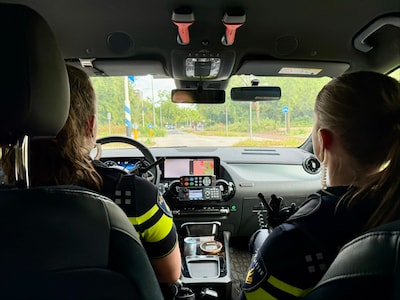 Een dag op pad met agenten Nienke (26) en Bente (27) in Eindhoven: ‘Je voelt gewoon wanneer er iets 