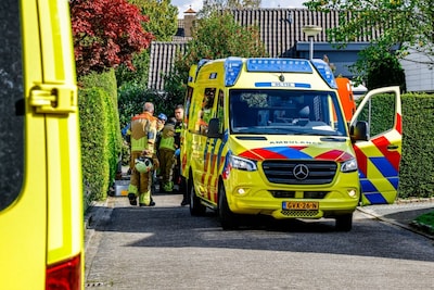 Man haalt onkruid weg uit de straat en wordt overreden door zijn overbuurman