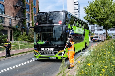 Flixbus rijdt zich vast op tunneltraverse, flinke schade