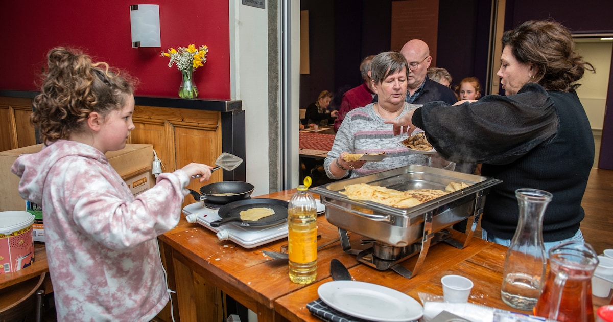 Basisschool Don Bosco uit Rhoon viert pannenkoekdag in Het Lokaal in Poortugaal