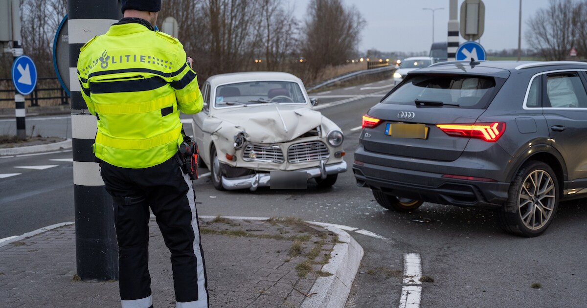 Audi en oldtimer botsen op N201