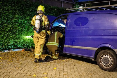 Brand in bestelbus op parkeerplaats van supermarkt in Rotterdam-Prinsenland