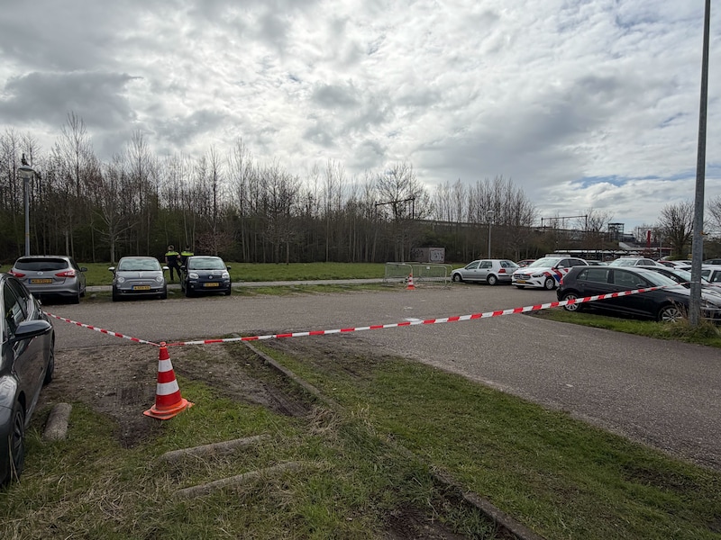 De politie zette woensdag rond het middaguur opnieuw een deel van de parkeerplaats af nadat er een steekwapen werd aangetroffen. 
