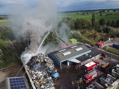 LIVE | Grote brand bij metaalrecycling in Olst, treinverkeer tussen Zwolle en Deventer ligt plat