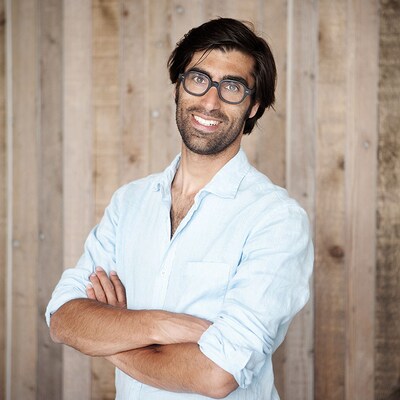 Schrijver Ernest van der Kwast spreekt op Bram Roza Festival in Nieuw-Beijerland