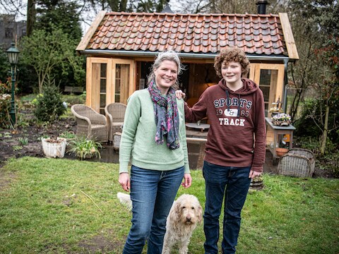 Marlies Karman (48) met jongste zoon en tuinhuisje, heeft een jaar in isolatie gezeten omdat ze taaislijmziekte heeft en twee weken geleden via haar huisarts een spillagevaccin gekregen.