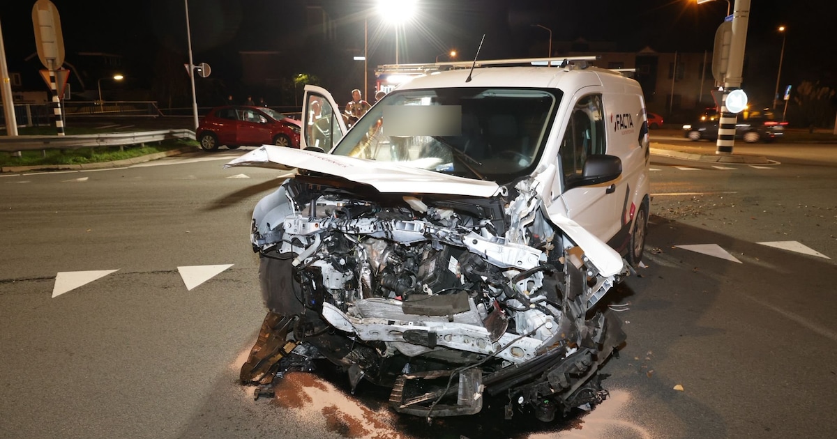 Zware crash tussen auto en bestelbus op de N246 bij Wormerveer