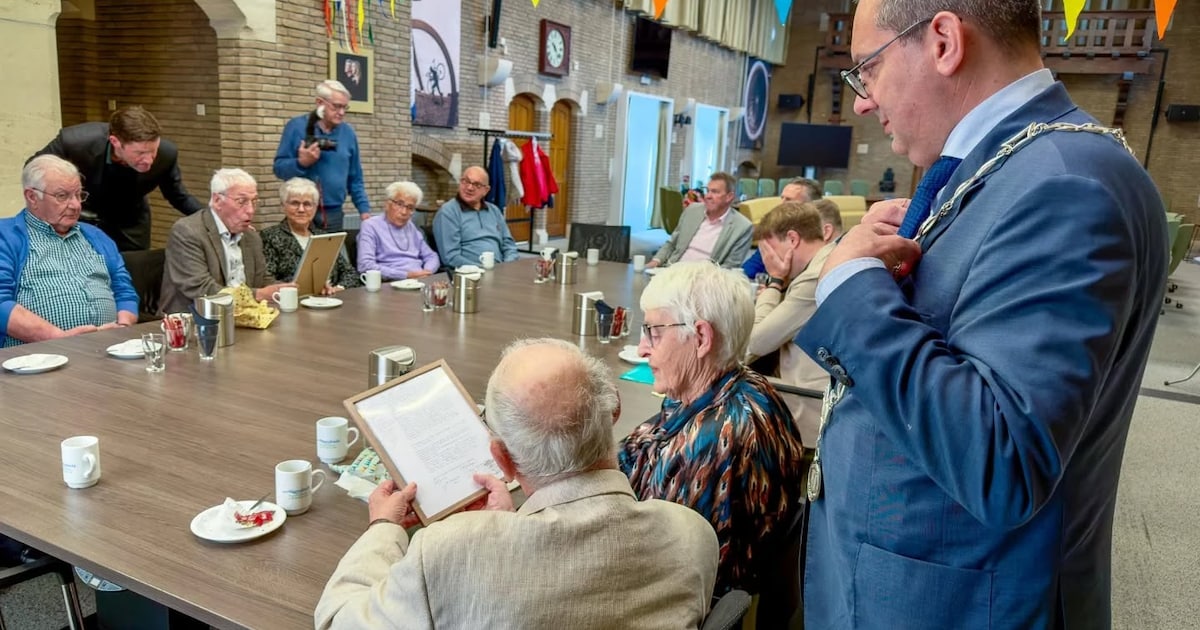 Vier echtparen vieren diamanten huwelijk op het gemeentehuis in Woensdrecht