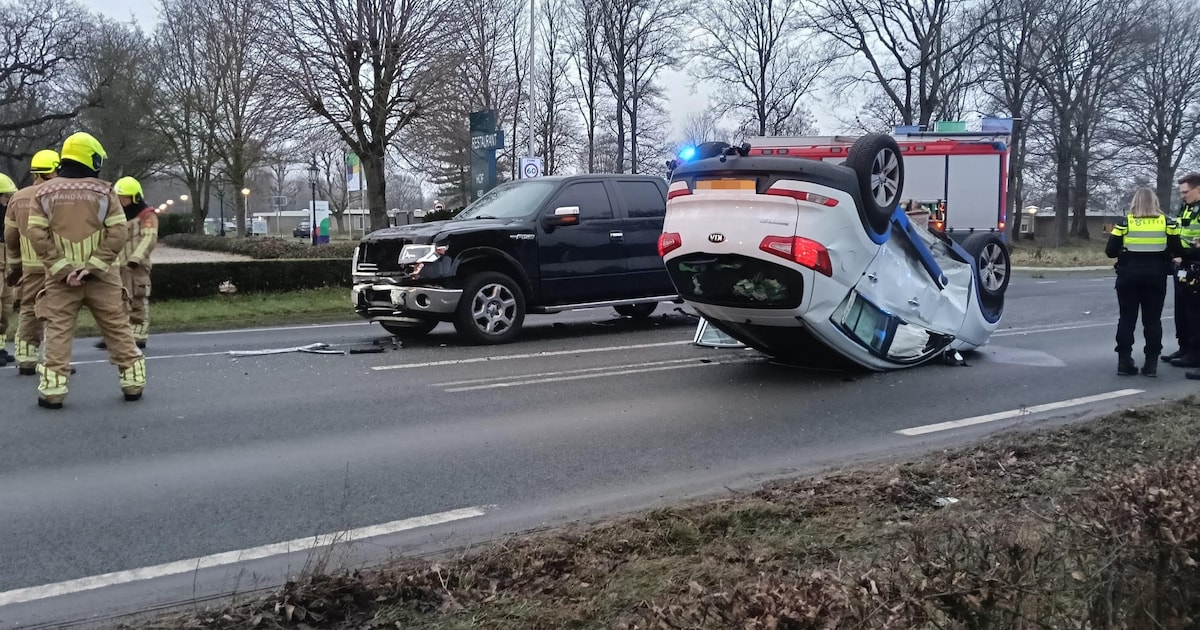 Auto ondersteboven na botsing met pick-up in Echt, bestuurder naar het ziekenhuis