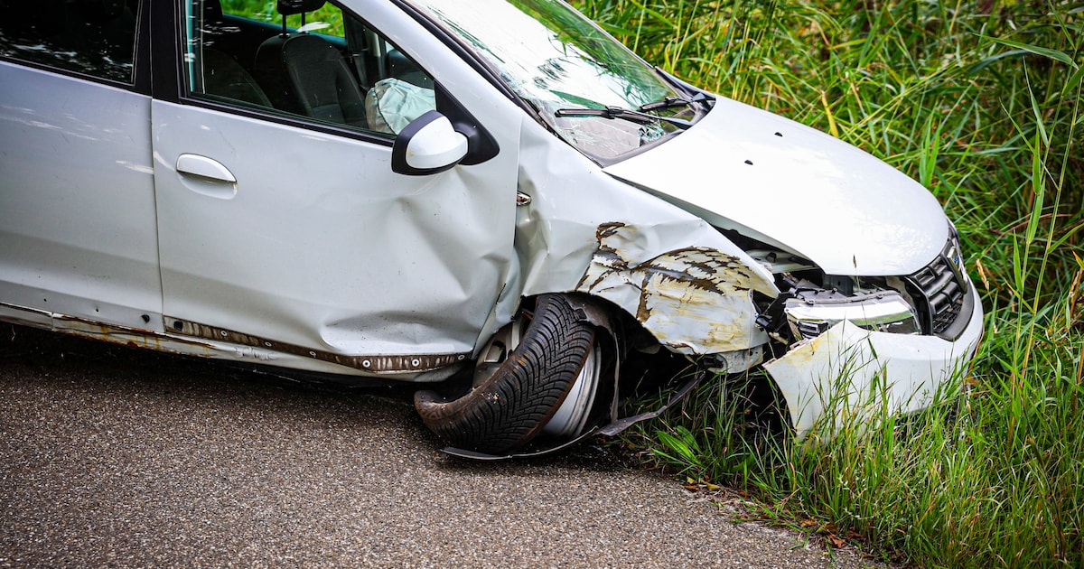 Auto botst tegen boom op Hoofdweg bij Harkstede