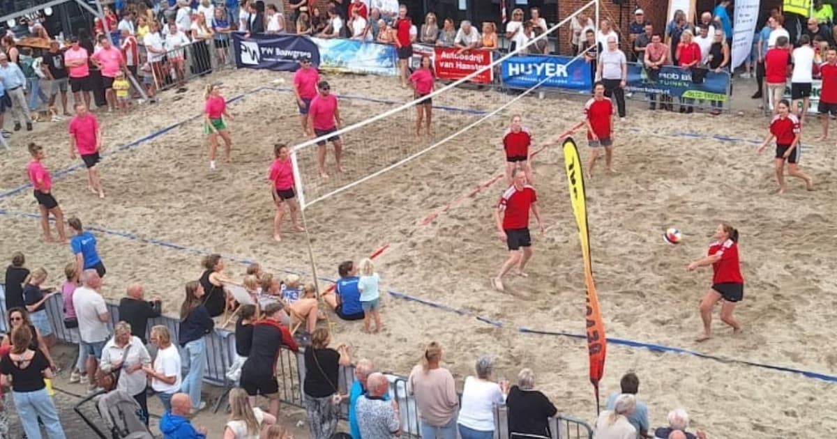 Beachvolleybal in dorpshart Leimuiden: sport is bijzaak en opeens verschijnt Gerard Joling