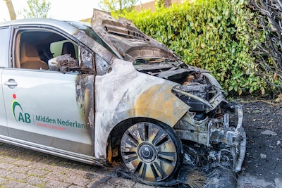 Vier auto’s van hetzelfde bedrijf en schuur in brand gestoken: ‘Buren bonkten hard op ramen en deure