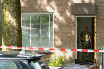 Agenten in kogelwerende vesten houden man aan bij woning: speurhonden en EOD doen onderzoek