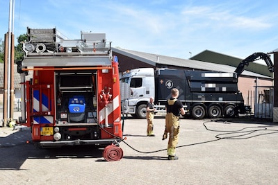 Chauffeur ziet rook uit laadruimte en slaat alarm: vrachtwagen met kurkmeel in brand in Hedel