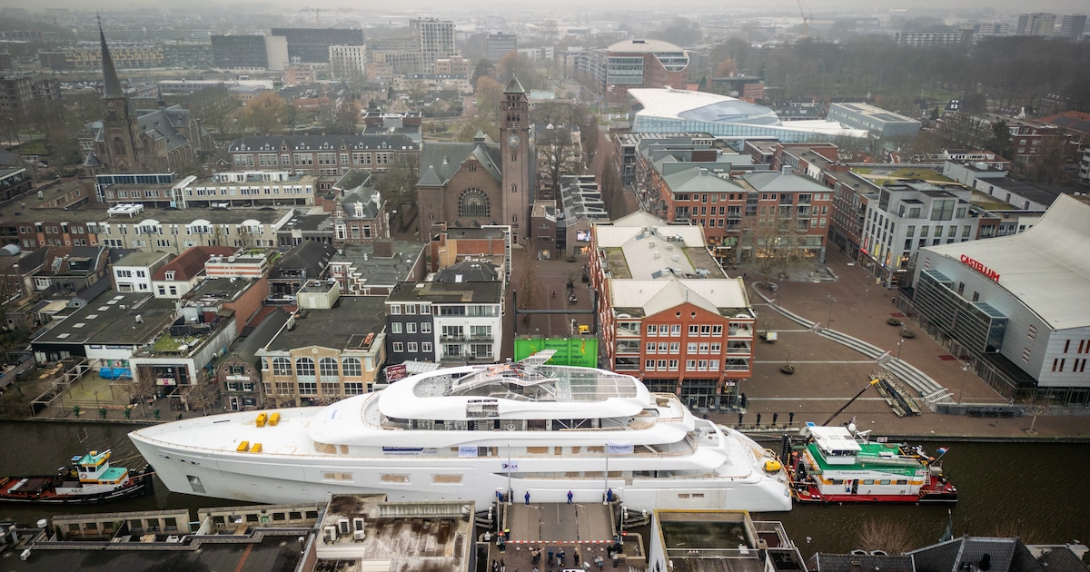 Nieuw superjacht van 83 meter manoeuvreert zich door centrum van Alphen