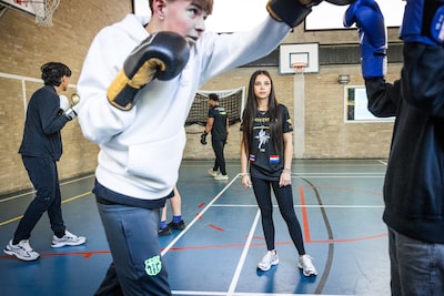 Kickbokskampioen Viènna (17) inspireert leerlingen tijdens de Week tegen Pesten: ‘Denk na vóór je iets doet’