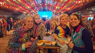 Oorbeschermers op, danspasjes ‘aan’: K3 verovert kinderharten op Groesbeeks carnaval