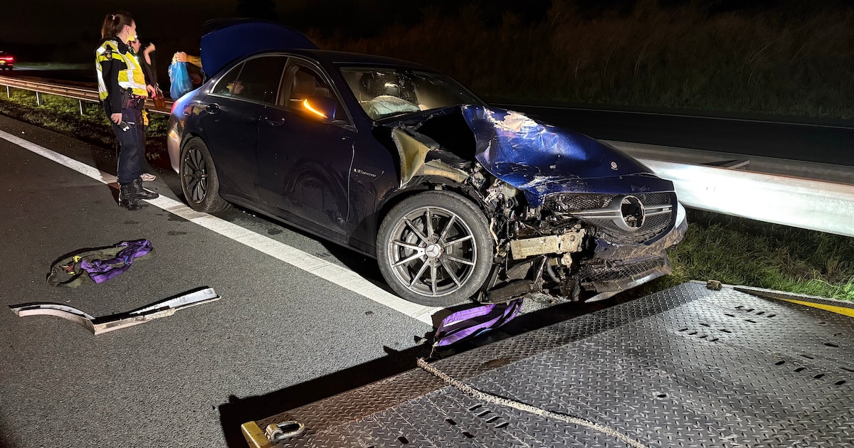 A1 twee uur dicht na botsing bij Deventer: flinke schade aan vangrail