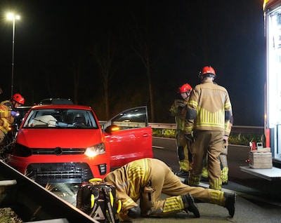 Vrouw lichtgewond na botsing tussen twee auto’s op A27 bij Oosterhout