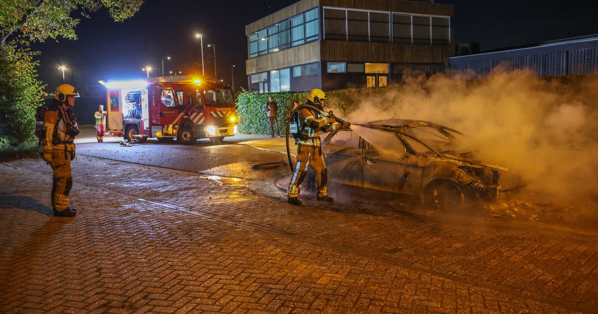 Brand legt auto volledig in de as in Leeuwarden