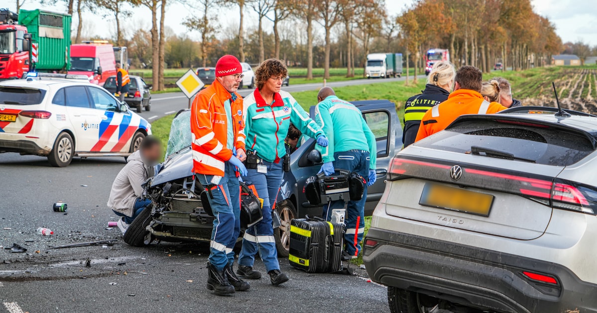 Hulpdiensten halen inzittenden uit auto's na botsing in Exloërveen