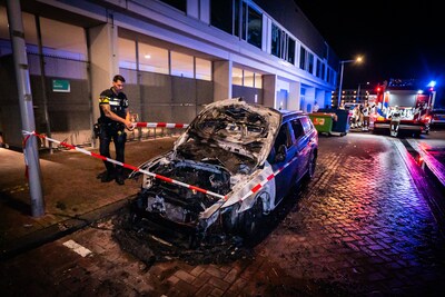 Auto op Pallas Atheneplein in Arnhem zwaar beschadigd door brand