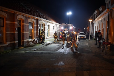 Huis in Zwolle verzegeld na mogelijke brandstichting, op tafel staat nog een halfvol bierglas