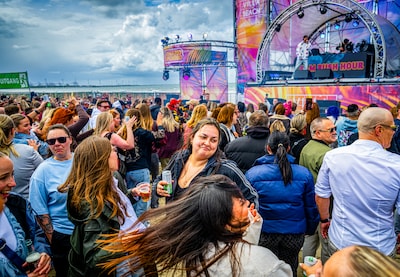 Weergoden sparen feestvierders tijdens Strandopening Hoek van Holland: ‘Het is hier goed uit te houd