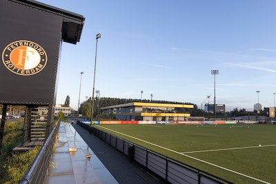 Feyenoord geschokt door overlijden jeugdscheidsrechter die onwel werd tijdens wedstrijd