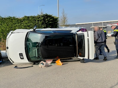 Auto op zijn kant op de Doejenburg in Eck en wiel