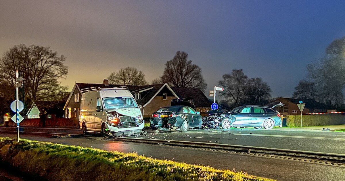 Twee gewonden na aanrijding in Deurningen: N738 afgesloten