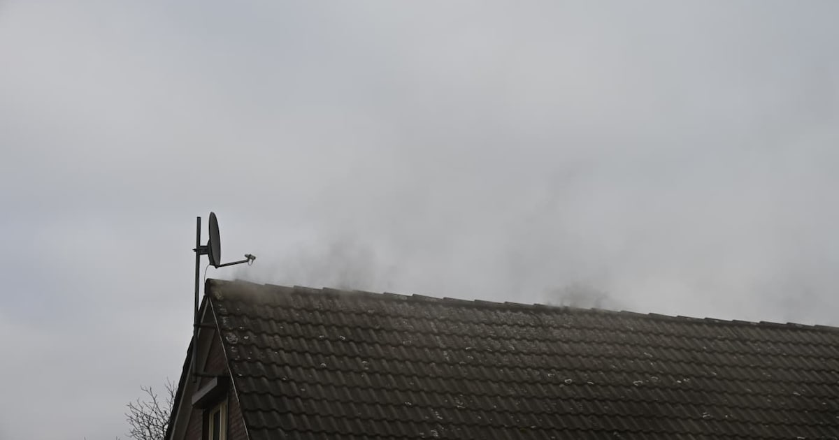 Dak van woning in brand in Spijk, brandweer rukt uit